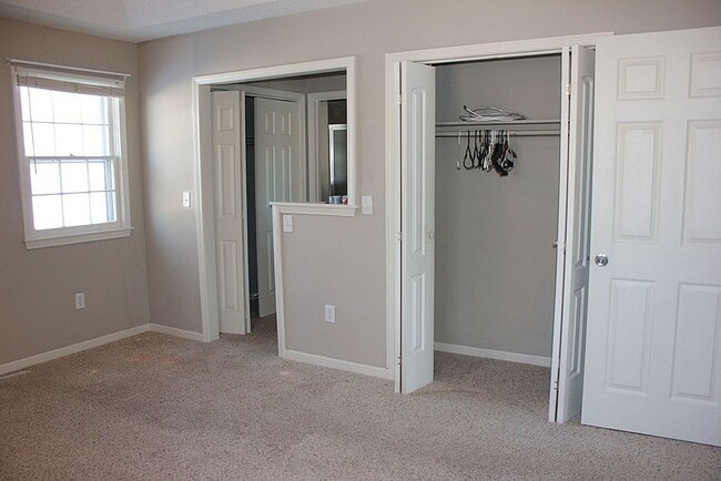 Building Photo - Walk to shopping and restaurants and high school