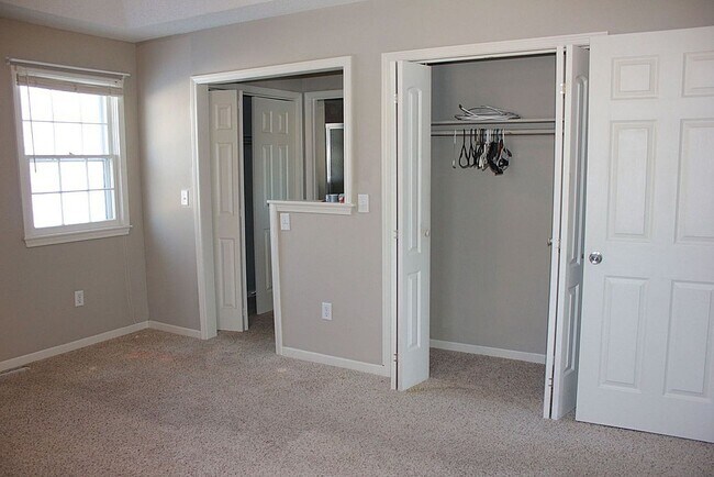 Foto del edificio - Walk to shopping and restaurants and high school