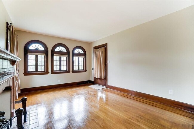 Foto del edificio - WESTWOOD- CHARMING 2-3 BEDRM 1BA CAPE COD ...