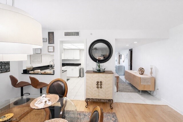 Foto del edificio - 6040 Pelican Bay Blvd