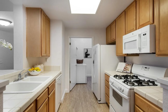 Building Photo - A bright and well-maintained 1-bedroom, 1-...