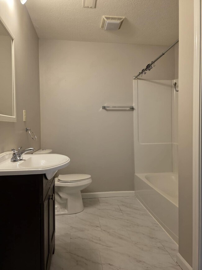 Primer piso - Baño completo - 156 W Cherokee Dr
