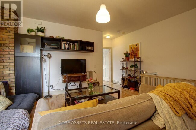 Photo du bâtiment - 1012 Ossington Ave
