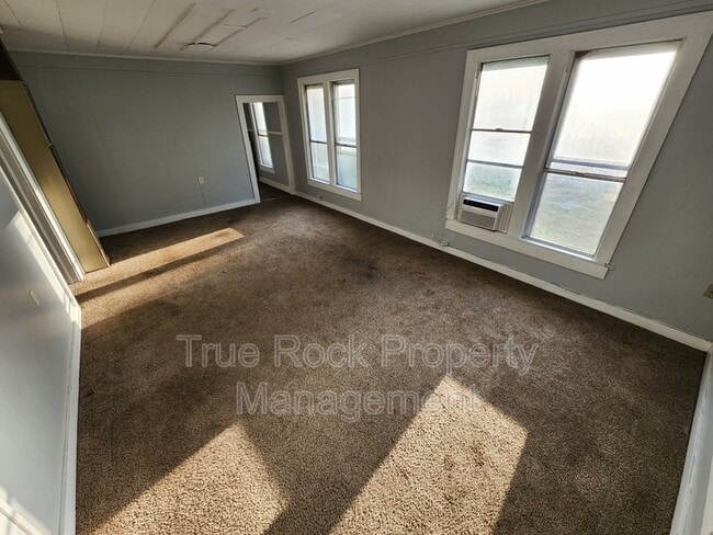 Building Photo - 800 W 9th St