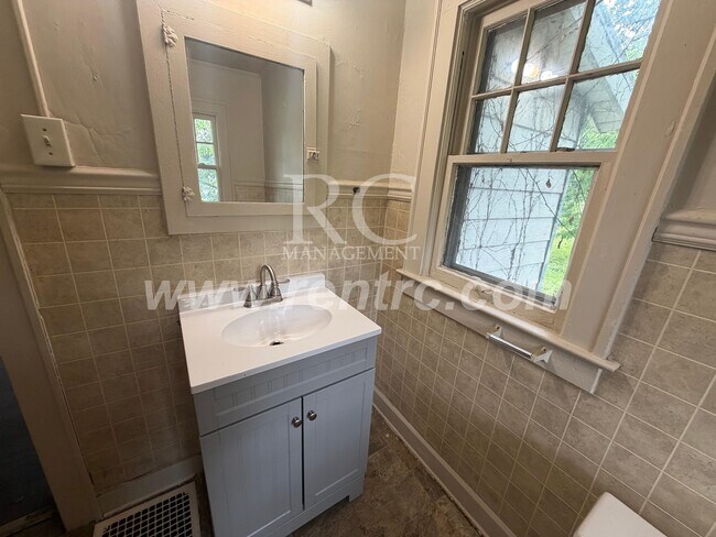 Building Photo - 625.5 Commercial-