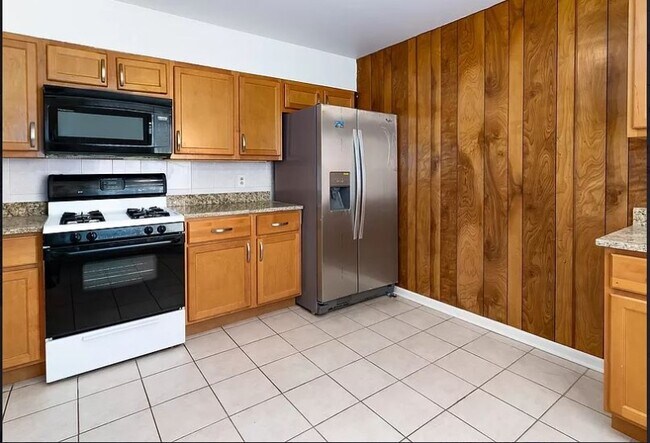Foto del edificio - 615 Maple Ct