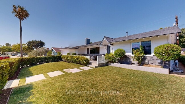 Building Photo - Beautiful Home with Pool!