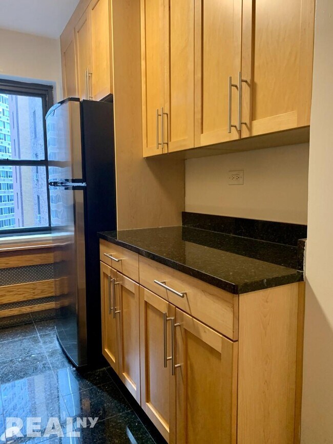 Building Photo - 412 E 55th St
