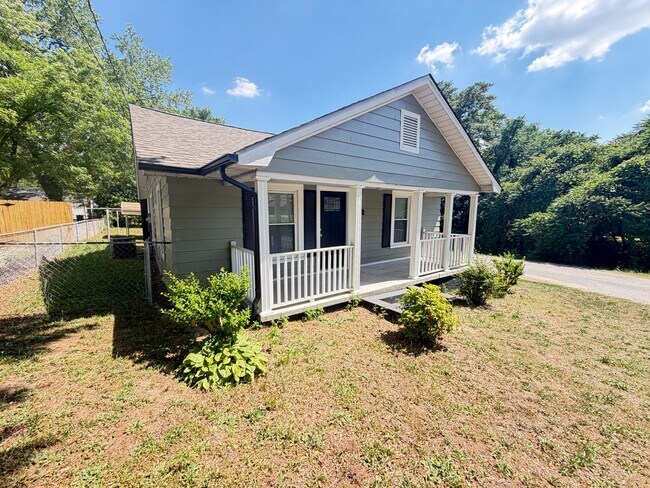 Foto del edificio - Fully Renovated 2-Bed Charmer on a Spacious Corner Lot – Near Downtown!