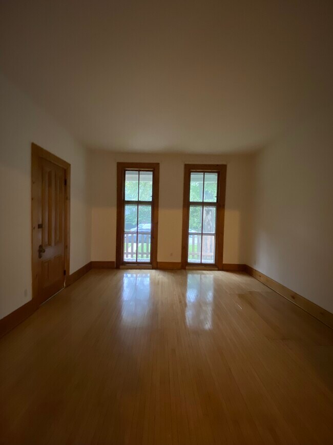 Building Photo - 3855 N Tripp Ave