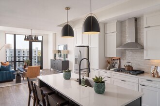 Building Photo - Oro Ballantyne