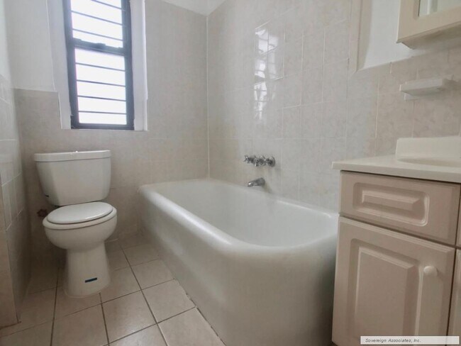 Foto del edificio - 114-116 West 238th Street