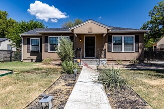 Building Photo - 2423 W Huisache Ave