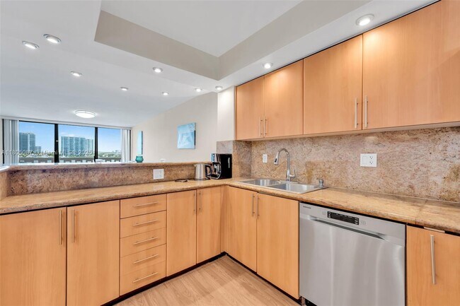 Foto del edificio - 17900 N Bay Rd