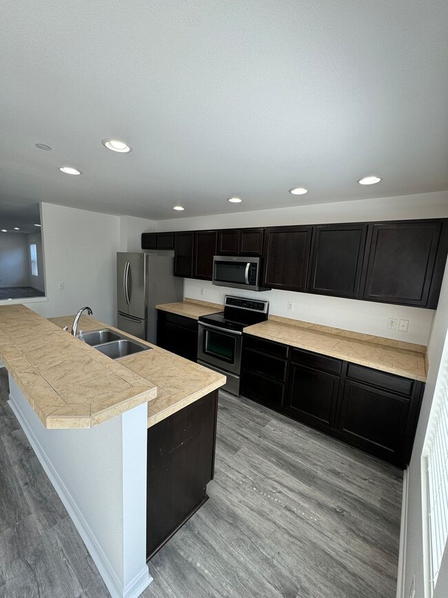 Building Photo - 1077 Hiton Cir