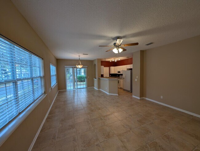 Foto del edificio - 1736 Forest Lake Cir W