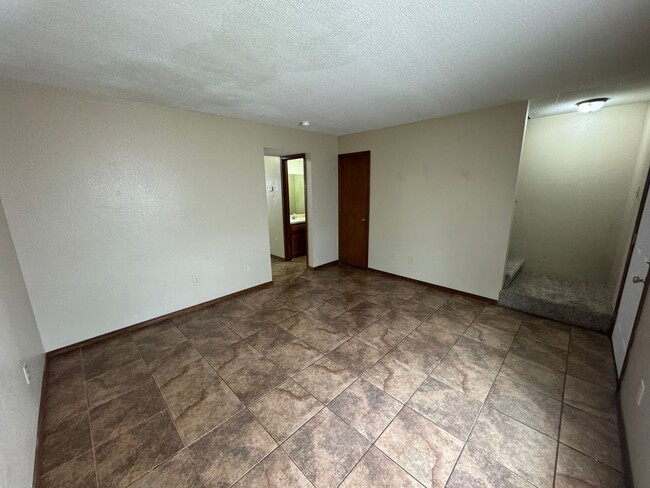 Building Photo - Updated 2 bedroom 1.5 bath Townhome in a g...