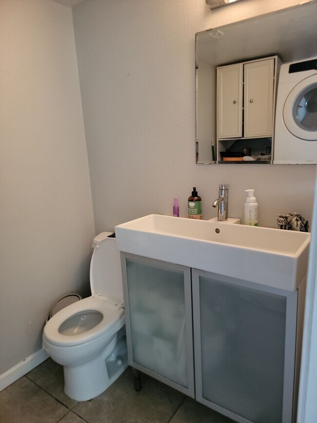 Medio baño en la planta baja - 10911 Draco Rd