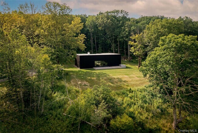 Foto del edificio - 279 Tompkins Rd