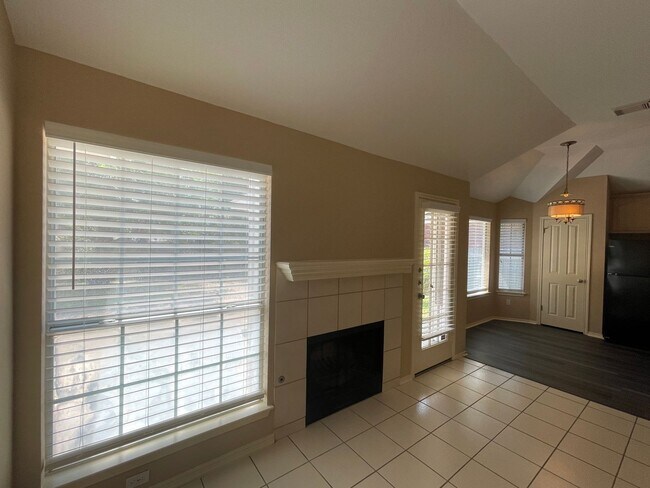 Building Photo - CHARMING  3 BEDROOM - CLOSE TO SCHOOLS AND...