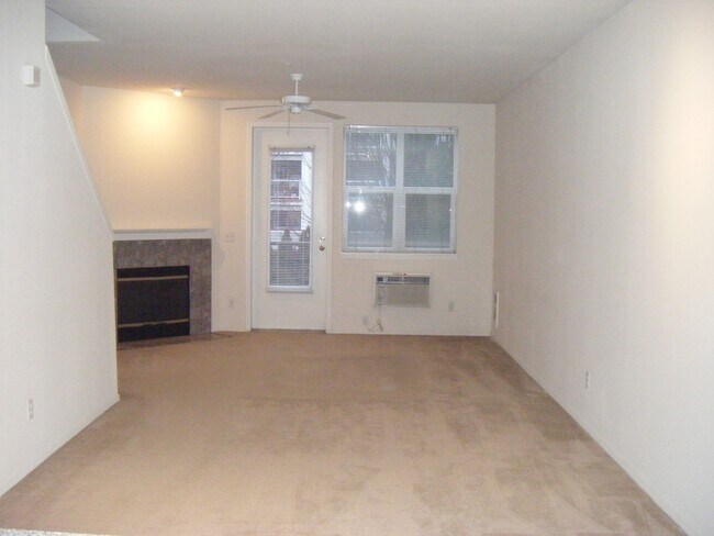 Building Photo - Luxurious 3 Bedroom Townhouse Style Condo ...