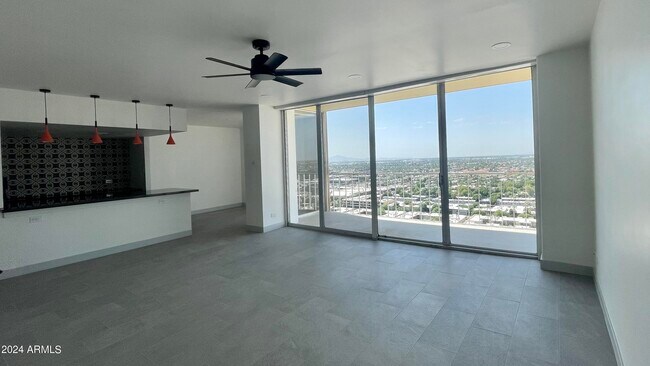 Building Photo - 207 W Clarendon Ave