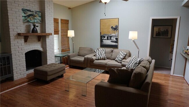 Building Photo - 9502 Shady Oaks Dr