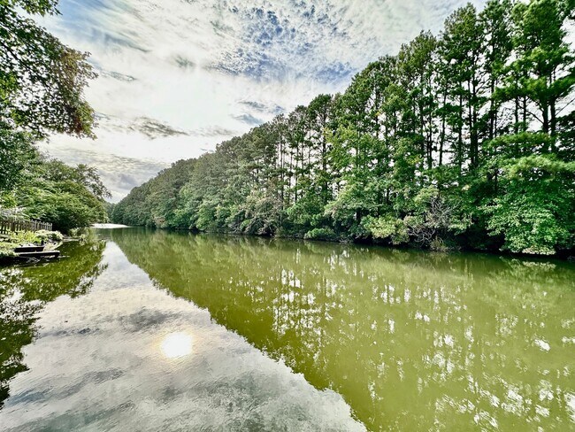 Foto del edificio - Available 11-14-25! Lakefront Townhome w/2...