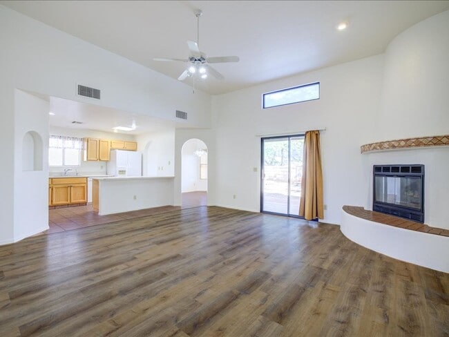 Foto del edificio - Beautiful 3 Bedroom 2 Bath Home