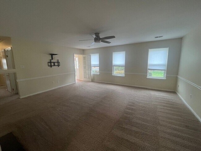 Foto del edificio - LOVELY CAPE COD WITH 4 BEDS, 2 BATHS AND GARAGE