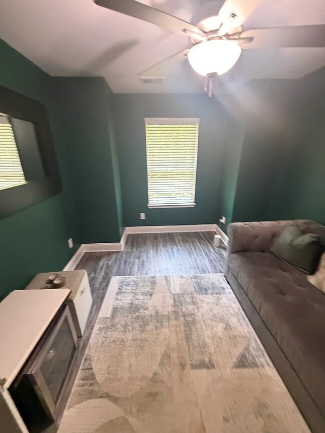 Foto del edificio - Room in Townhome on Castellan Dr