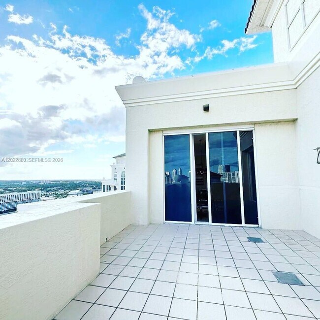Foto del edificio - 19501 W Country Club Dr