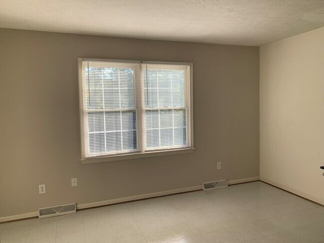 Building Photo - 277 Lakeview Dr