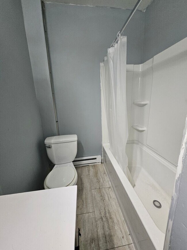 Building Photo - Upper 2 bedroom unit lower east side