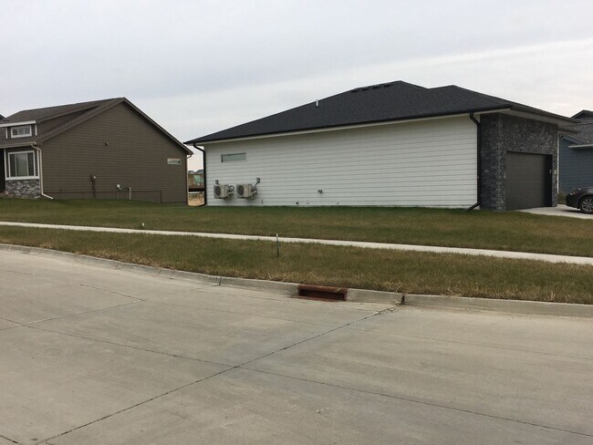 Foto del edificio - Spacious 4 bedroom/3 bath home with finished lower level and attached 2 car garage