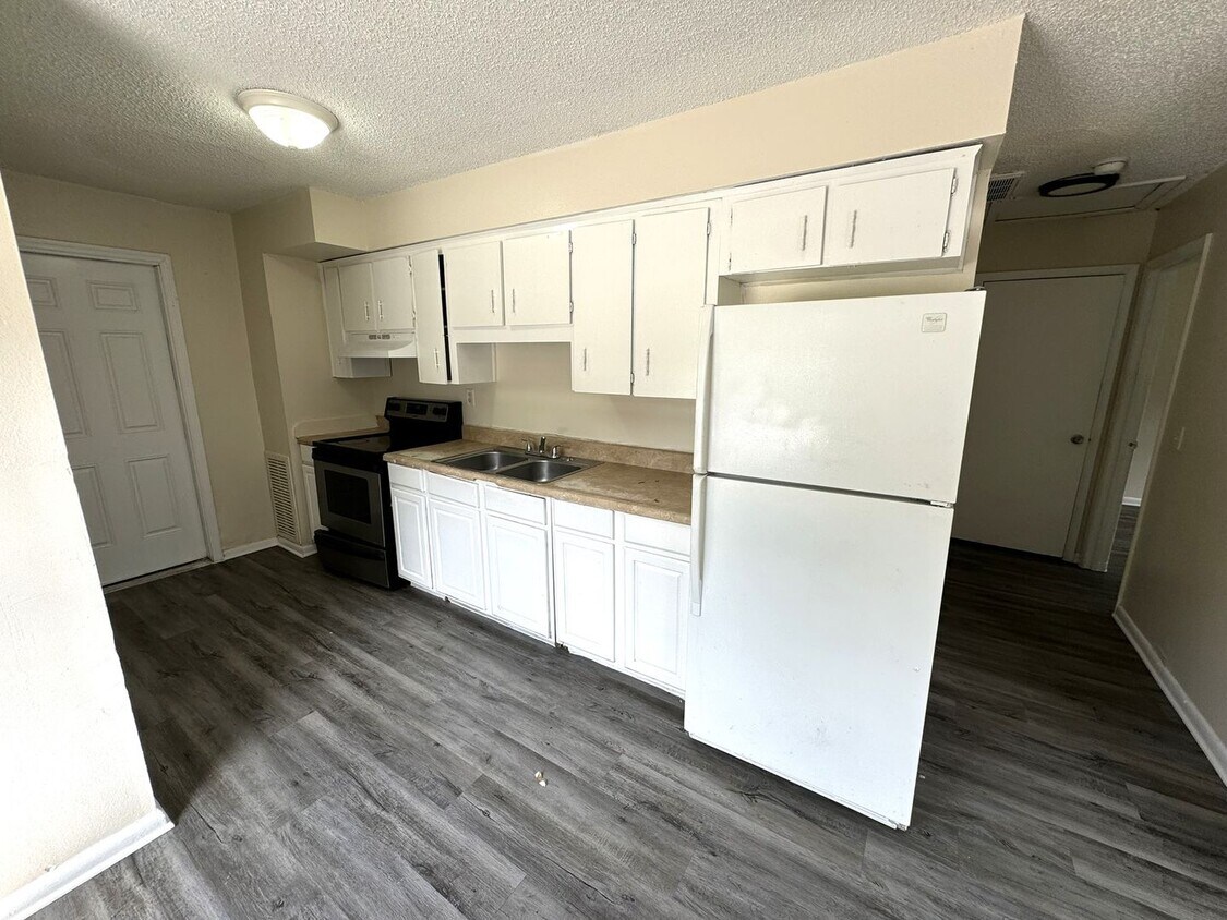 Primary Photo - Lakeland 2BR/1BA Apartment! HUGE BEDROOMS!...