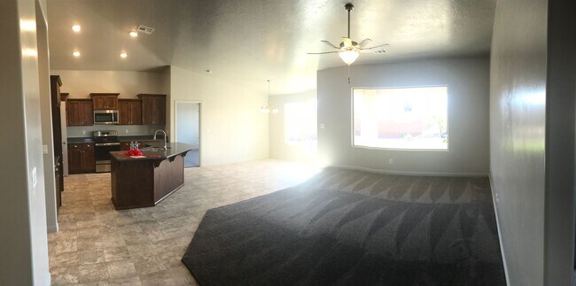 Building Photo - Beautiful 4 bedroom, 2 bathroom Home!