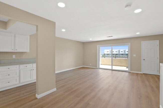 Foto del edificio - Recently Renovated Multi-Level Condo