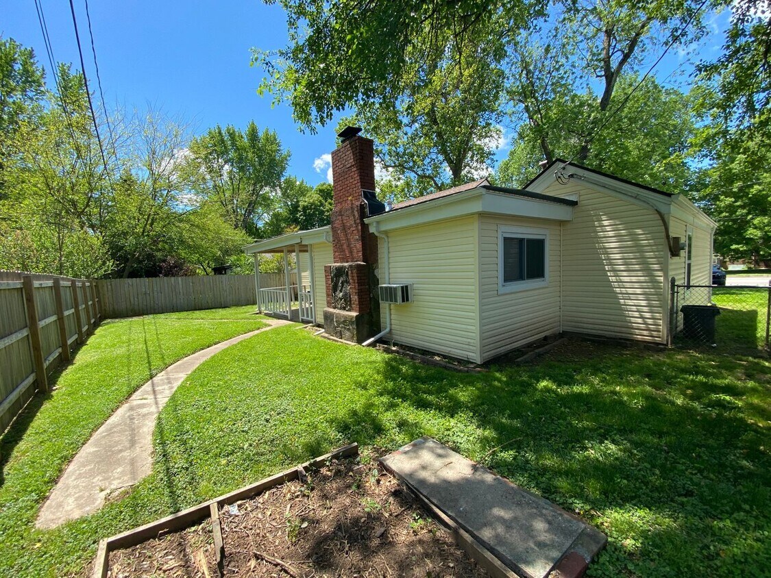 Foto principal - 3 bd/1 ba 1,272 sqft single family home