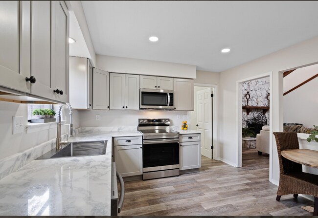 Building Photo - 6521 Gaslight Ln S
