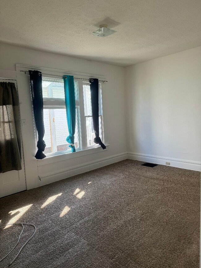 Dining/office/flex - 609 W Main St