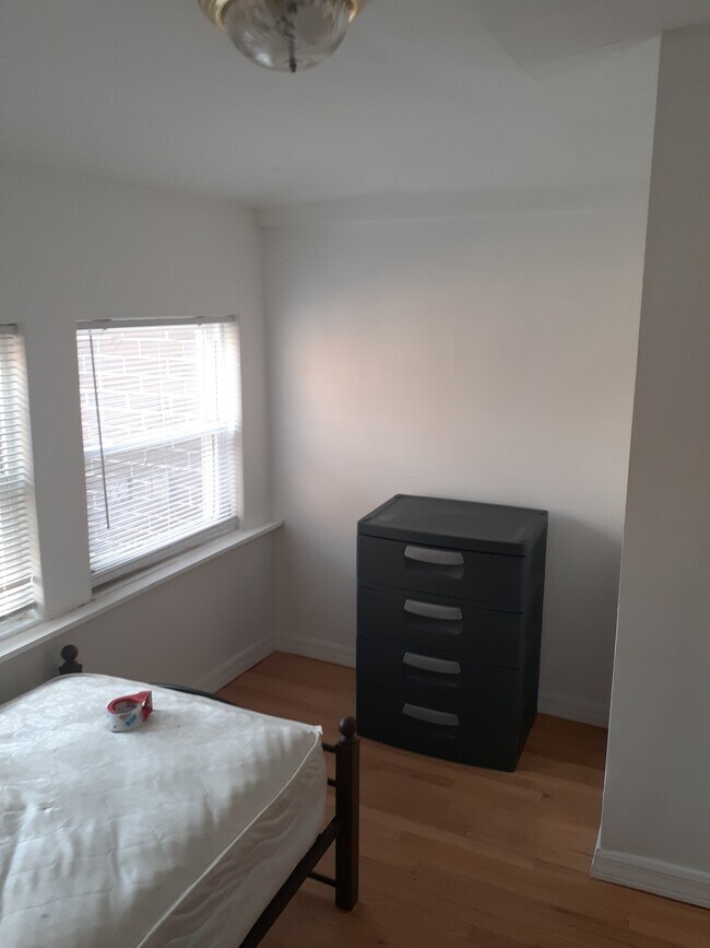Day room - 4347 N Western Ave