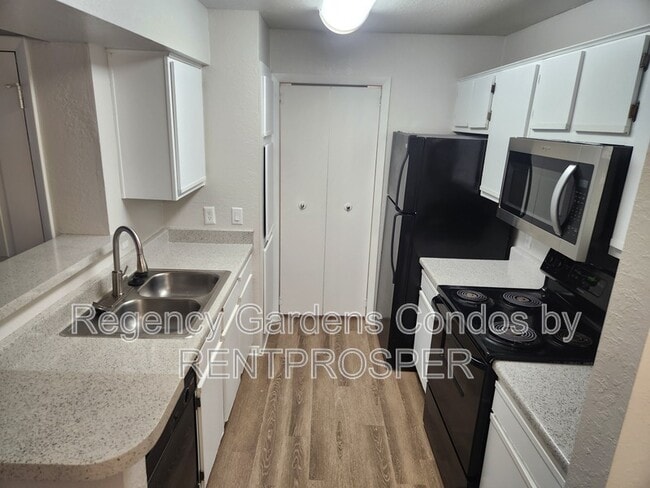 Building Photo - 5530 Chrishire Way