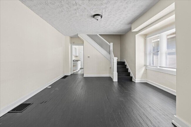 Foto del edificio - 1052-1052 N Warman Ave