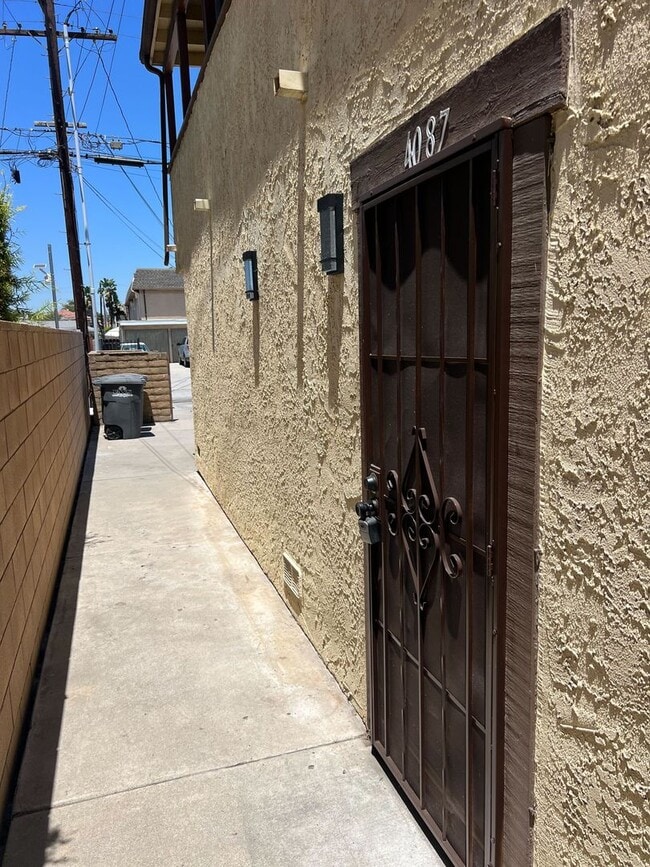 Building Photo - FARQUHAR 4081-4087