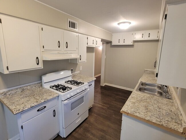Building Photo - 4 Bed 1.5 Bath