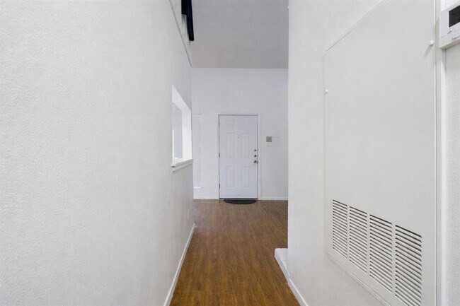 Building Photo - 908 Poplar St