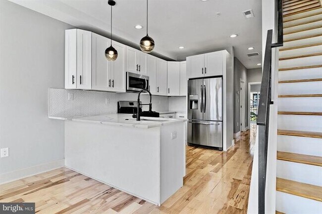 Interior Photo - 2703 W Glenwood Ave