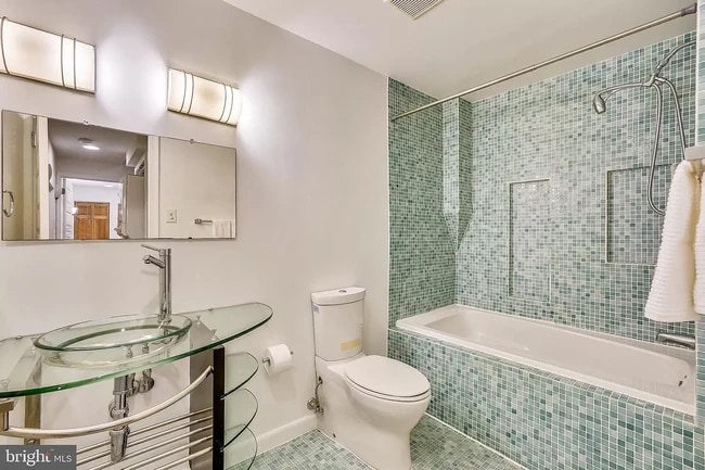 Baño en la planta baja con jacuzzi - 122 N Bradford St