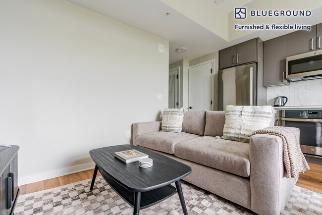 Foto del edificio - 3275 Washington Blvd